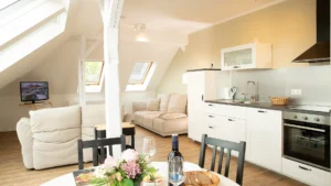 Helle Ferienwohnung mit Schlossblick, offener Wohnküche und gemütlichem Wohnbereich im Hotel am Schlosspark Güstrow.