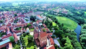 Aus der Vogelperspektive: der ehrwürdige Dom mit dem Schwebenden von Ernst Barlach, die Altstadt, das Schloss und das Hotel.