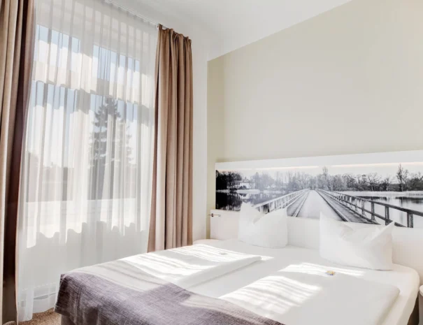Standardzimmer mit Doppelbett und heller Einrichtung im Hotel am Schlosspark Güstrow
