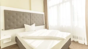 Kleinere, moderne Economyzimmer mit stilvoller Einrichtung und allen wichtigen Annehmlichkeiten im Hotel am Schlosspark.