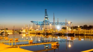 Blick auf den Hafen von Rostock mit Segelschiffen, modernen Yachten und maritimem Flair – ein Highlight an der Ostsee.