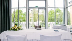 Der festlich gestaltete Trausaal im Hotel am Schlosspark Güstrow bietet eine stilvolle Kulisse für standesamtliche Trauungen.