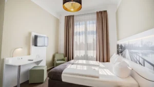 Modernes, helles Standardzimmer mit komfortabler Ausstattung - ideal für einen angenehmen Aufenthalt im Hotel am Schlosspark.