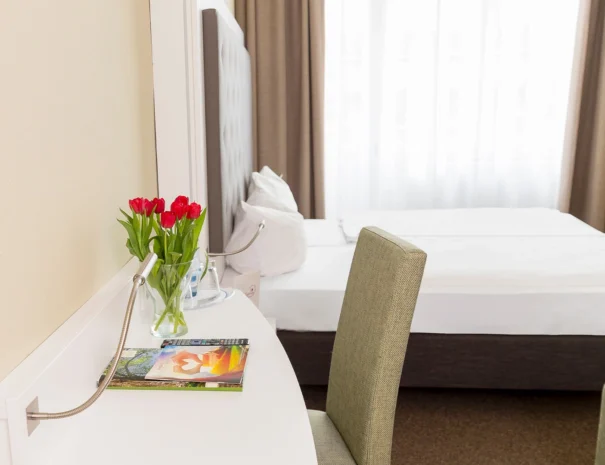 Freundliches Economy-Doppelzimmer für Paare im Hotel am Schlosspark nahe der Ostsee