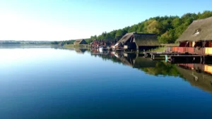 Typische Bootshäuser am Inselsees in Güstrow, umgeben von Wasser und Natur – ein perfektes Ziel für Erholung und Aktivurlaub.