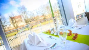 Ein liebevoll gedeckter Ostertisch mit frühlingshafter Dekoration.