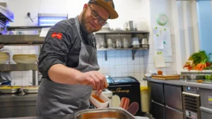 Der Chefkoch des Restaurants Wallenstein kreiert raffinierte Gerichte mit regionalen Zutaten und viel Leidenschaft.