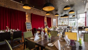 Elegantes Hotel-Restaurant Wallenstein in Güstrow mit stilvoller Einrichtung und gemütlichen Sitzbereichen.