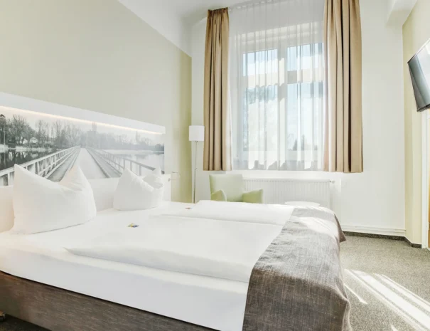 Helles und modernes Standard-Zimmer mit Doppelbett im Hotel am Schlosspark Güstrow