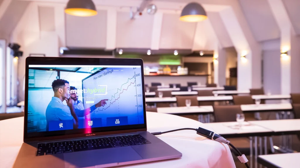 Tagungsraum mit Laptop und Präsentation – professionelle Ausstattung für Seminare und Meetings im Hotel Güstrow