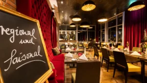 Das Restaurant Wallenstein in Güstrow mit dem überdimensionalen roten Sofa schafft eine einladende und gemütliche Atmosphäre.