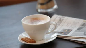 Eine frisch gebrühte Tasse Cappuccino mit cremigem Milchschaum für den perfekten Start in den Tag.
