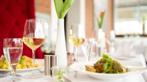 Eleganter Sitzbereich mit rotem Samtsofa für exklusives Dinner im Restaurant Wallenstein Güstrow