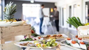 Fingerfood-Buffet in Form von gesunden Snacks und kleinen Häppchen für Tagungsgäste im Hotel am Schlosspark Güstrow.