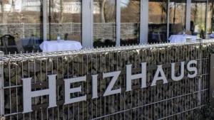 Der Außenbereich vor dem Heizhaus Güstrow mit Sitzgelegenheiten ist ideal für Feiern und entspannte Pausen.