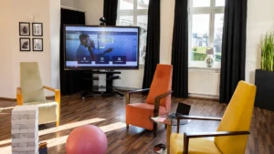 Moderner Tagungsraum mit Tageslicht, Sesseln im Kreis und digitaler Hybridtechnik im Hotel am Schlosspark Güstrow