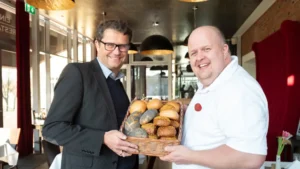 Qualität und Regionalität im Fokus: Der Hotelinhaber im Gespräch mit dem Bäckermeister aus der Region.