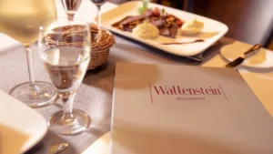 Die Speisekarte des Restaurants Wallenstein im Hotel am Schlosspark Güstrow bietet regionale und saisonale Gerichte.