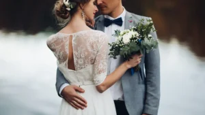 Ein Hochzeitspaar nach der Trauung in der stilvollen Hochzeitslocation des Hotels am Schlosspark Güstrow.