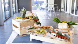 Frisches Obst und Snacks zur Tagungsverpflegung im Foyer des Heizhauses im Hotel am Schlosspark Güstrow