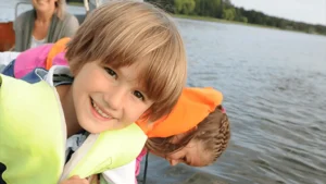 Kinder genießen eine Bootsfahrt auf dem Inselsee Güstrow – ein perfektes Ausflugsziel für Familien in Mecklenburg-Vorpommern.