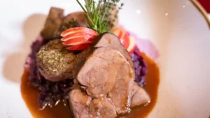 Hausgemachter Sauerbraten vom Wild mit Rotkohl und Semmelknödeln im Restaurant Wallenstein in Güstrow