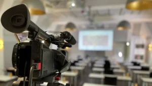 Tagungsraum im Heizhaus mit moderner Videokonferenztechnik für reibungslose Online-Meetings und hybride Tagungen.