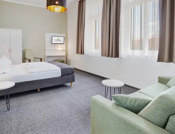 Das barrierefreie Komfortzimmer bietet eine moderne Einrichtung mit Schlafsofa und angenehmem Wohnkomfort.