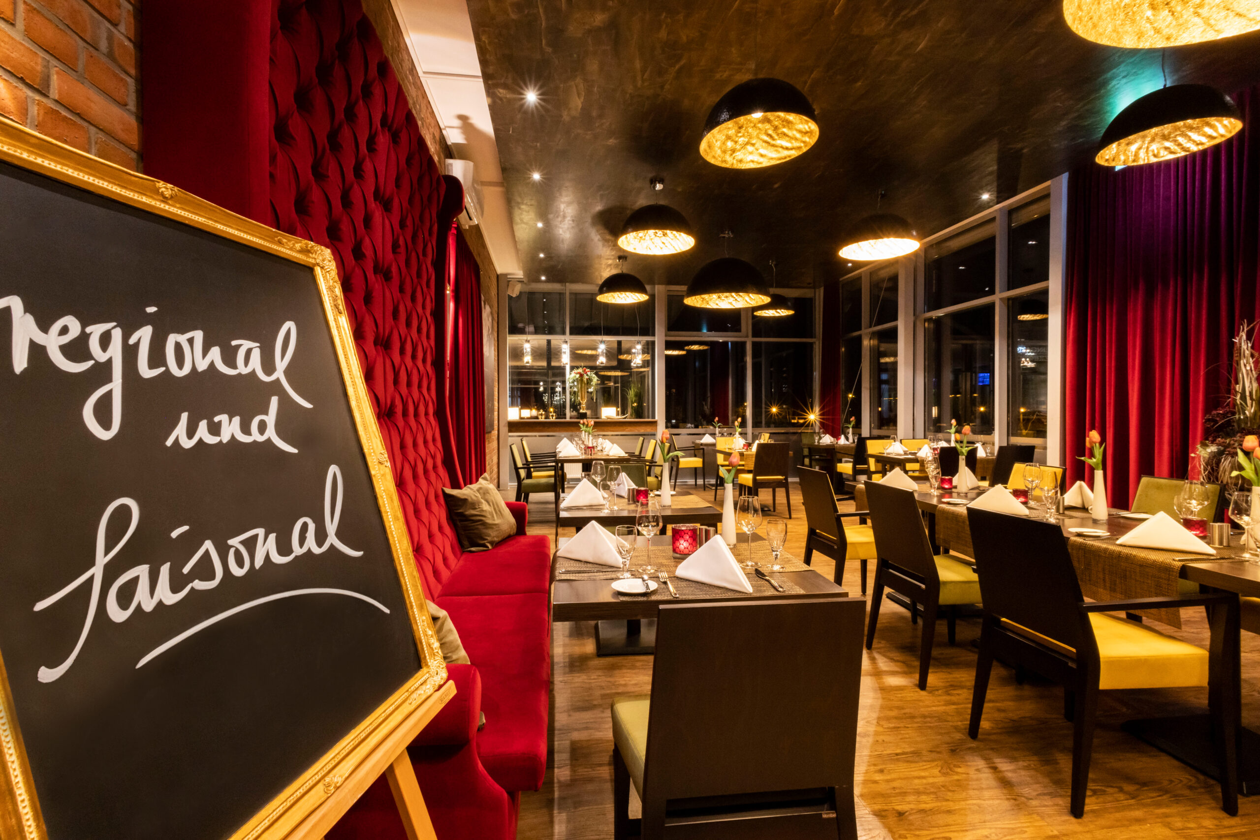 Bild zeigt die Ausstattung im Restaurant. Gepolsterte Stühle