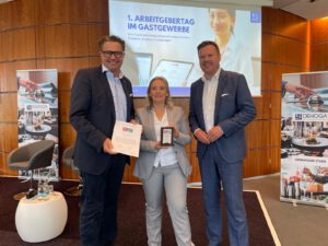 Olav Paarmann wird von Prof. Dr. Rochnowski und dem Präsidenten der Dehoga MV als TOP-Arbeitgeber in der Hotellerie geehrt.