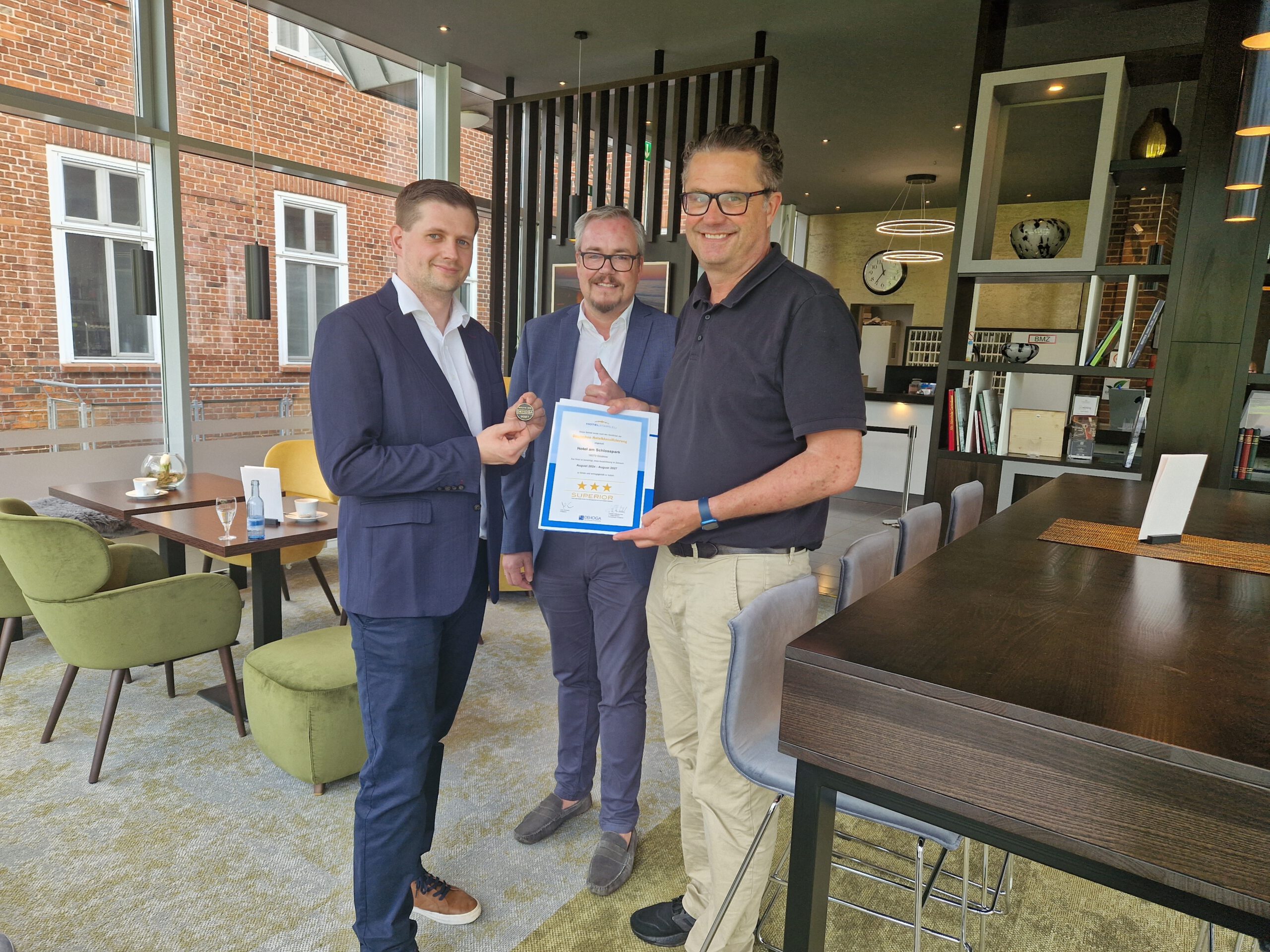Feierliche Übergabe: Das Hotel am Schlosspark erhält die Dehoga-Auszeichnung als 3-Sterne-Superior-Hotel.