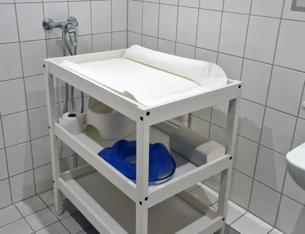 Wickelbereich mit Dusche und Kinder-Toilette im Hotel am Schlosspark für Familien mit Kleinkindern