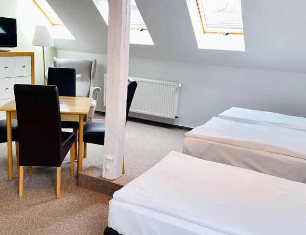 Familienzimmer mit vier Schlafplätzen, Dusche und WC im Hotel am Schlosspark Güstrow