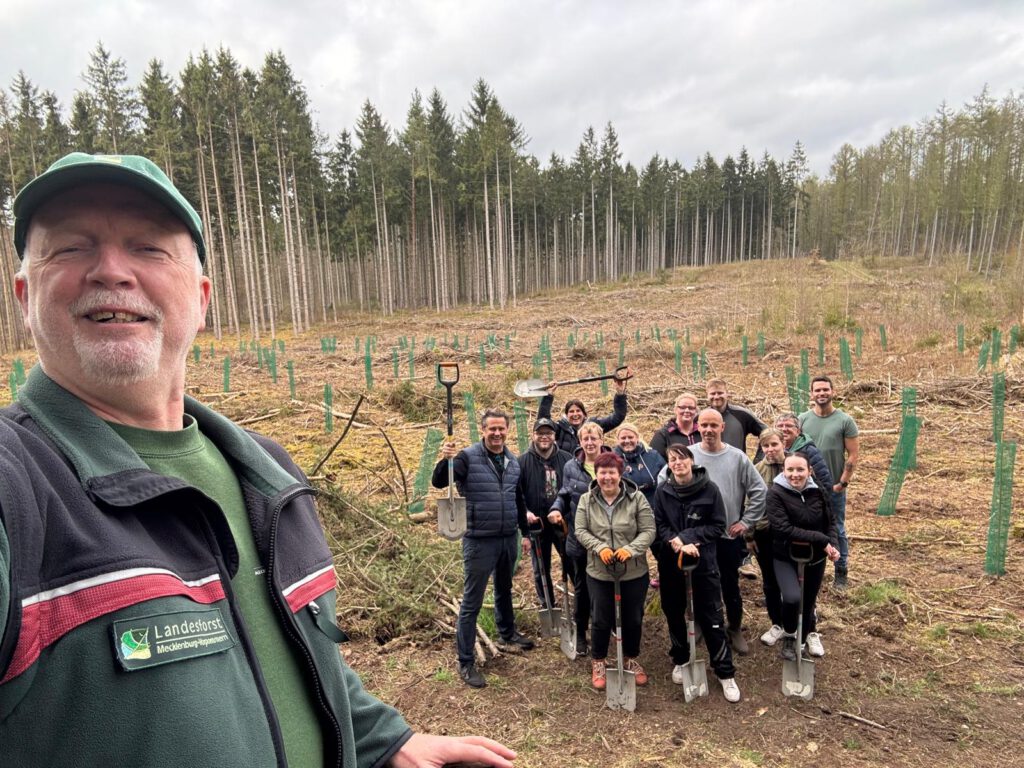 Das Team nach dem Bäume pflanzen mit dem Förster im Wald
