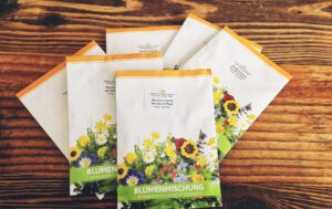 Viele kleine Tüten Blumensamen