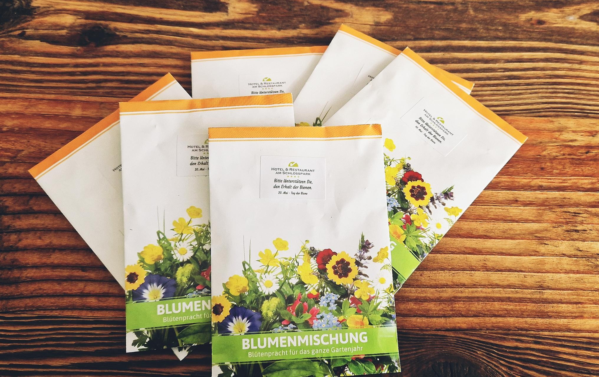 Viele kleine Tüten Blumensamen