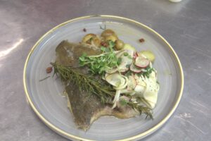 Ein Teller mit einer Meischolle und Kartoffeln