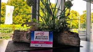 Auszeichnungplakette vor einem Blumenschmuck