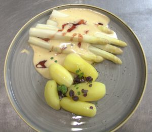Teller mit Spargel und Kartoffeln