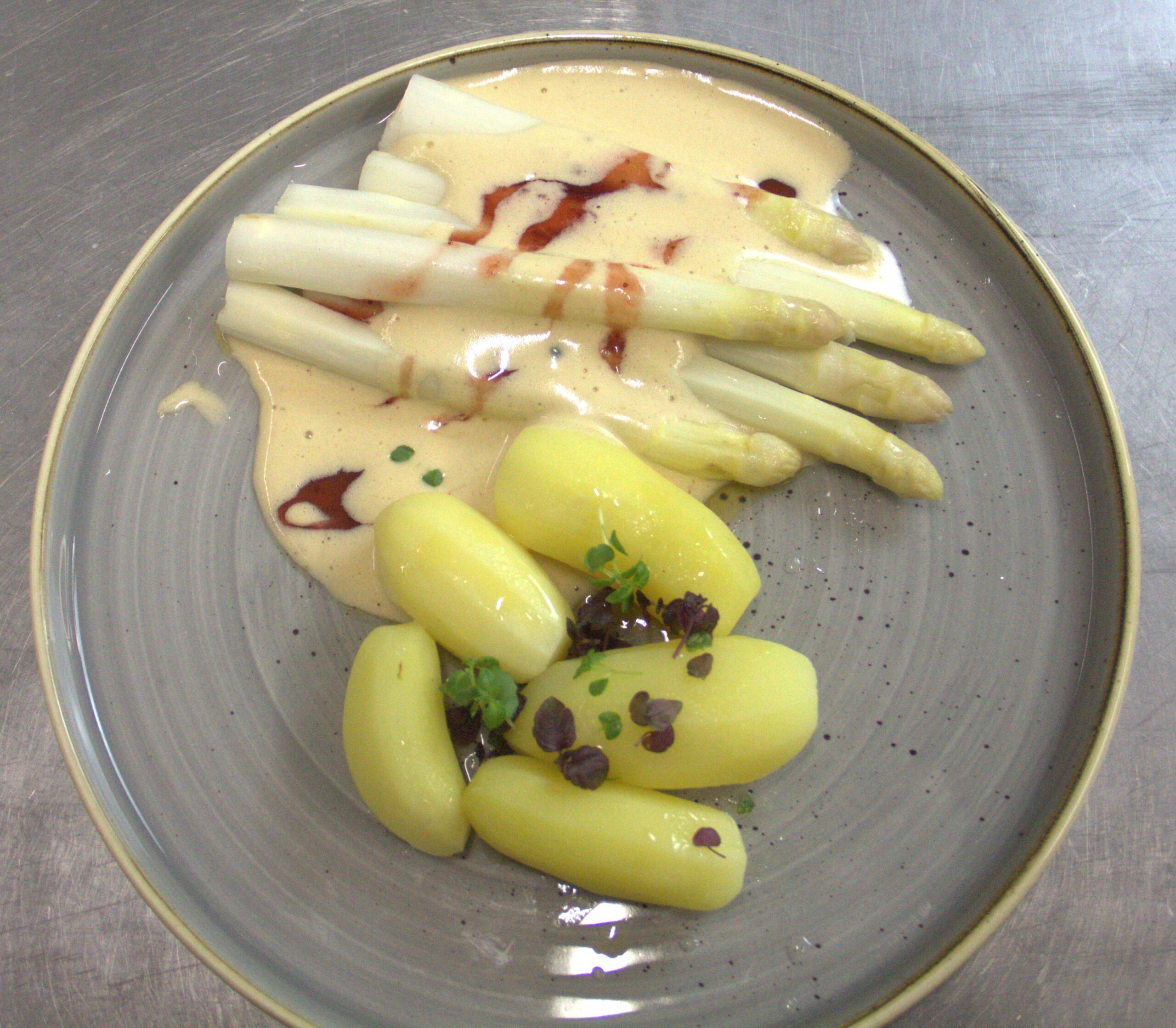 Teller mit Spargel und Kartoffeln