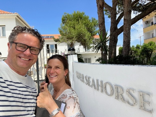 Ehepaar vor einem Hotel