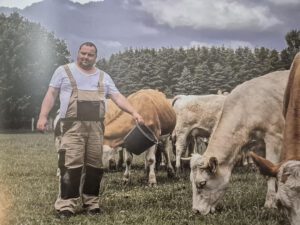 Bauer mit seinen Kühen