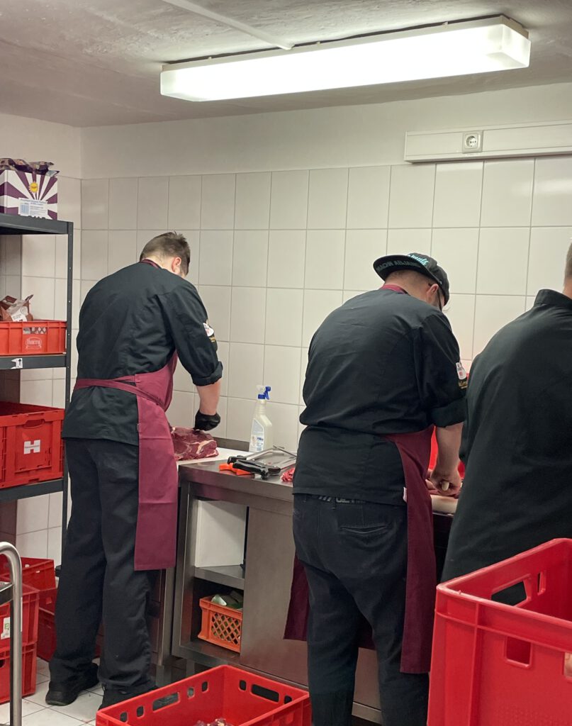 Rind wird von den Köchen zerlegt