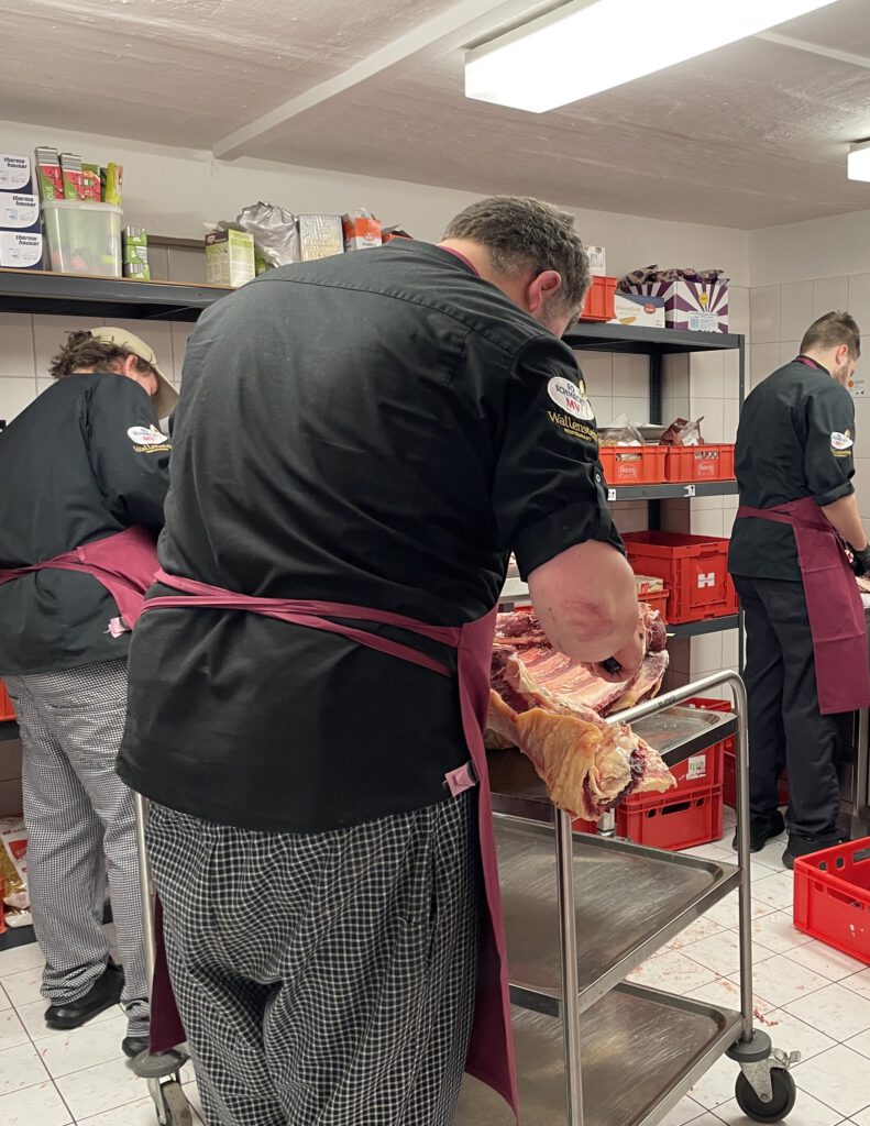 Köche zerlegen das Rind